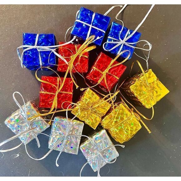 VTG Mixed Lot 50+ Plastic Christmas Ornaments Balls Snowflakes Drums Presents - Picture 10 of 14